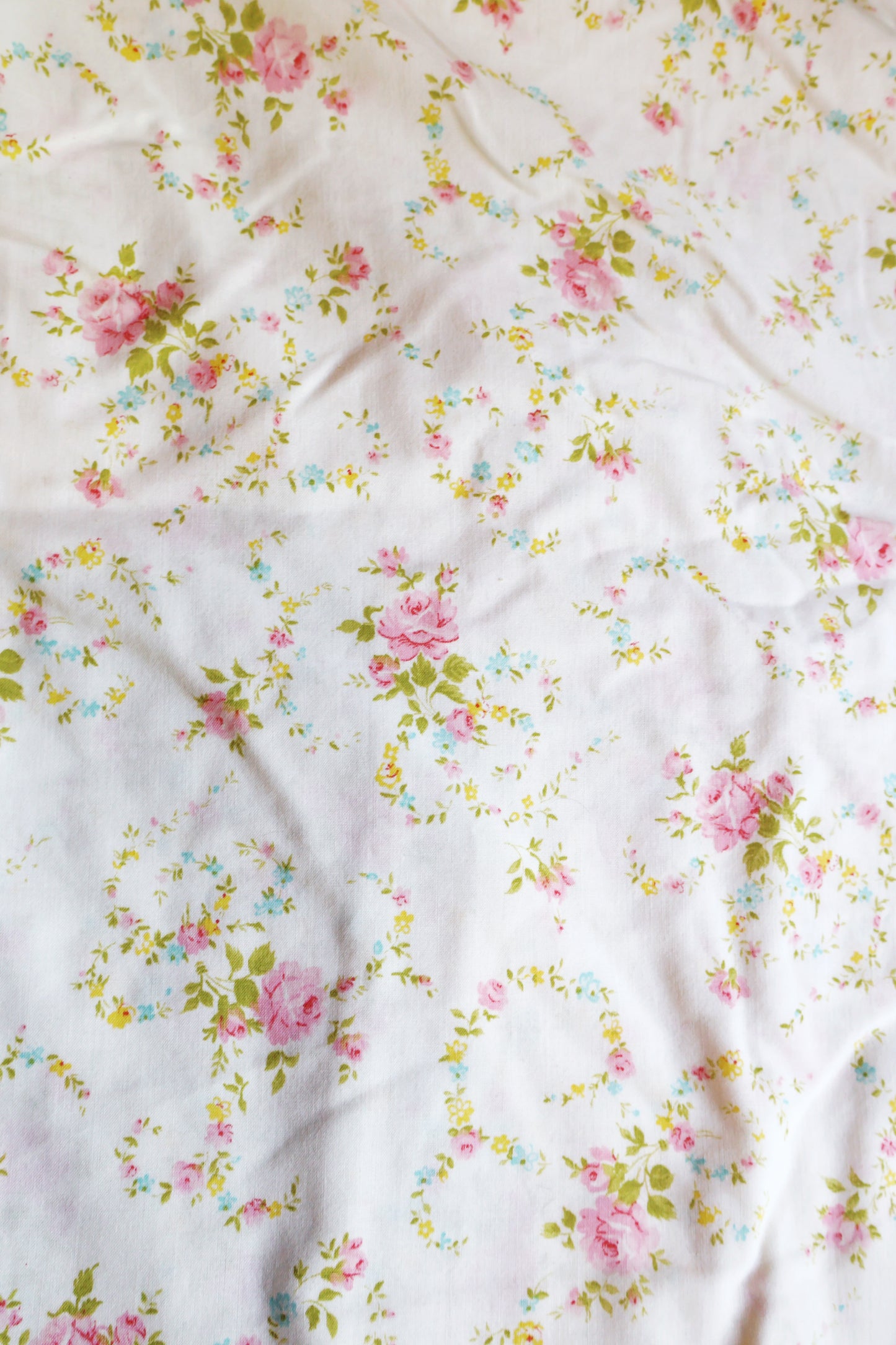 Dainty trailing floral vintage sheet