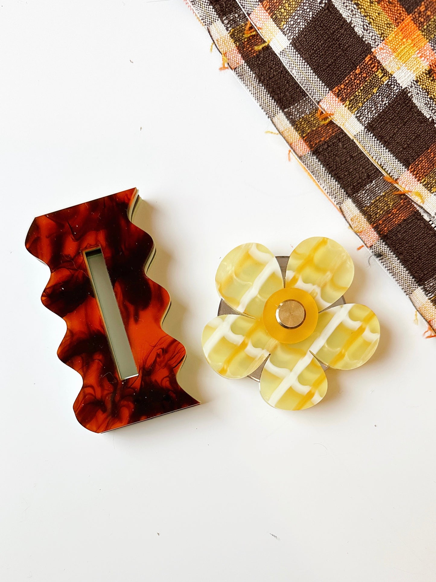 Retro flower thread cutter