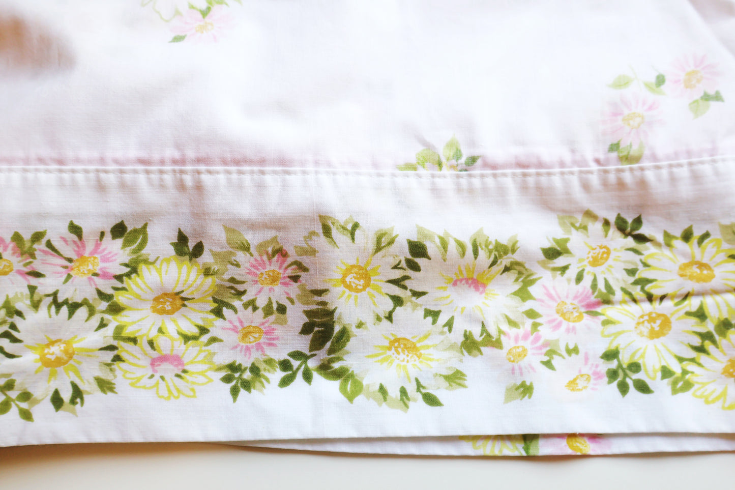 Daisy bordered floral sheet